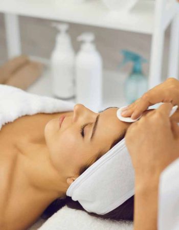 ¿Qué incluye una limpieza facial completa?