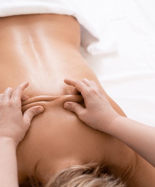 Una mujer se da un masaje relajante