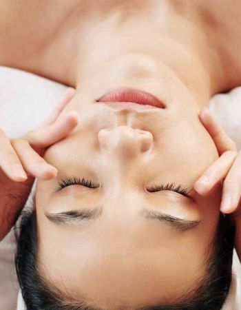 Tratamientos faciales: cuidado y bienestar facial. Masaje reafirmante Kobido