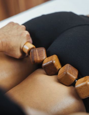 Qué es la Maderoterapia y beneficios que obtendrás en nuestro centro de estetica en Alcorcón