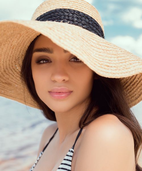 Una mujer atractiva con la piel cuidada en pleno verano