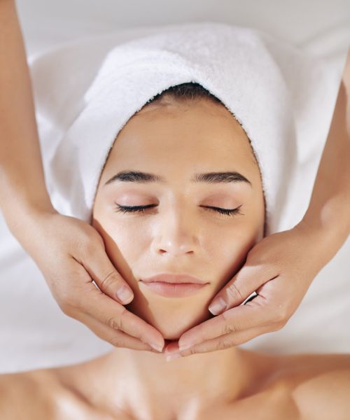 Una mujer está recibiendo un masaje de drenaje linfático