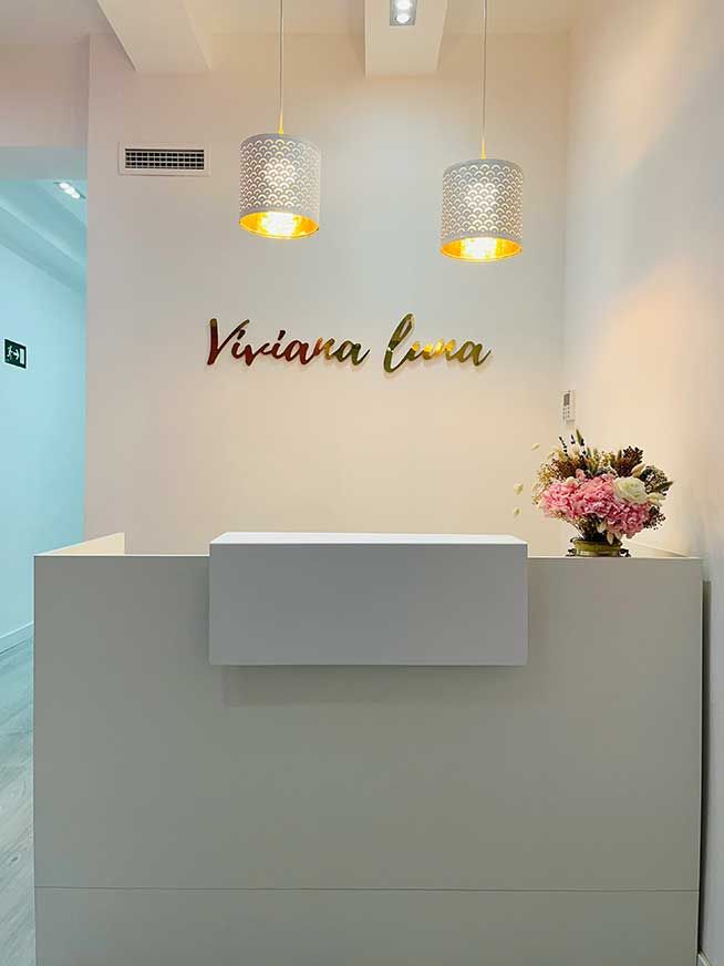 Entrada del centro de estética avanzada en Alcorcón, Viviana Luna