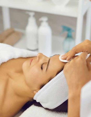 ¿Qué incluye una limpieza facial completa?