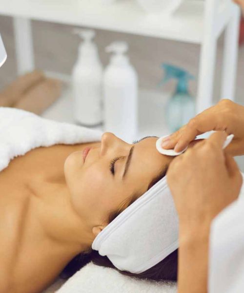 ¿Qué incluye una limpieza facial completa?